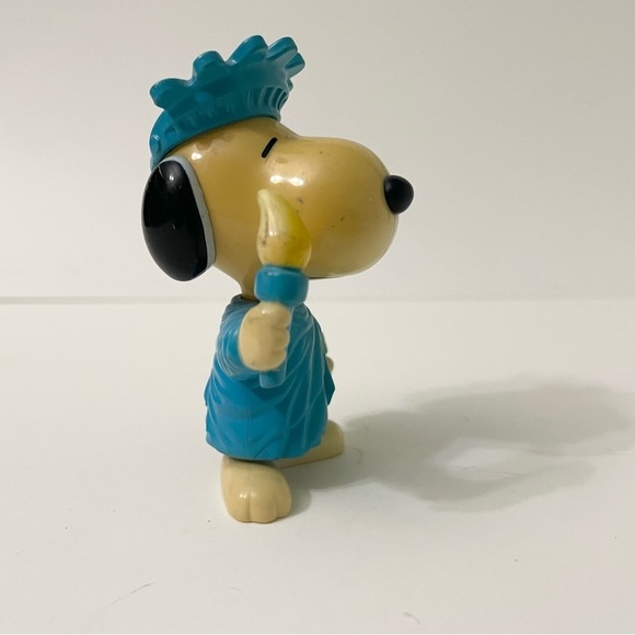 Vintage Snoopy World Tour USA Statue of Liberty Snoopy Figure - Picture 4 of 14